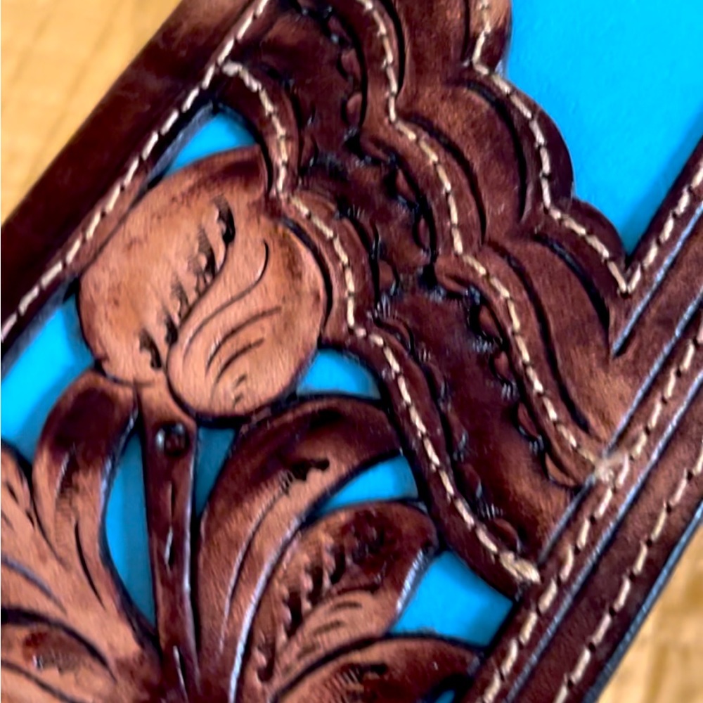 New Hand Made Tooled Leather Wallet with Floral Design - Picture 4 of 12